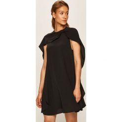 Red Valentino - Sukienka. Czerwone sukienki damskie Red Valentino, bez wzorów, z jedwabiu, z okrągłym kołnierzem, bez rękawów, mini, oversize. W wyprzedaży za 1199,00 zł.