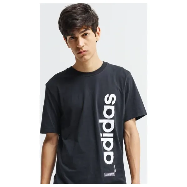 Adidas Koszulka Ss M Vrtcl Grfx T , czarny, rozmiar L. Czarne koszulki męskie Adidas, m, bez wzorów, z bawełny, z kontrastowym kołnierzykiem, bez rękawów. Za 79,99 zł.