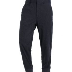 Chinosy męskie: GAP VOLUME Spodnie materiałowe dark blue