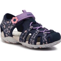 Sandały GEOX - J S.Roxanne B J92D9B 0CE15 C4002 S Navy. Niebieskie sandały dziewczęce Geox, ze skóry ekologicznej, bez zapięcia. W wyprzedaży za 179,00 zł.