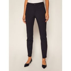 Spodnie materiałowe TOMMY HILFIGER Heritage WW0WW01345. Niebieskie spodnie damskie TOMMY HILFIGER, bez wzorów, z tkaniny. Za 449,00 zł.