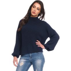 Sweter "Whitney" w kolorze granatowym. Niebieskie swetry damskie Scarlet Jones, s, bez wzorów, ze splotem, bez rękawów, bez kaptura. W wyprzedaży za 169,95 zł.