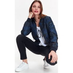 Kurtka bomberka w modny wzór moro. Niebieskie kurtki damskie Top Secret, moro. W wyprzedaży za 49,99 zł.