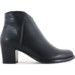 BOTKI DAMSKIE ACO 3242 CZA. Botki damskie ACORD, ze skóry, bez obcasa, bez zapięcia. Za 289,00 zł.