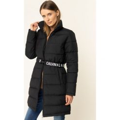 Parka Calvin Klein Jeans Belted Puuffer J20J212531. Czarne kurtki damskie Calvin Klein Jeans, na zimę, s, bez wzorów, z poliesteru, bez kaptura. W wyprzedaży za 679,00 zł.