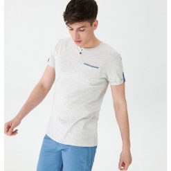 T-shirt z guzikami - Kremowy. Białe t-shirty męskie House, s, bez wzorów, bez kołnierzyka. Za 39,99 zł.