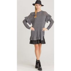 SUKIENKA TWINSET. Szare sukienki damskie Twinset, na co dzień, s, z aplikacjami, z kaszmiru, z okrągłym kołnierzem, bez rękawów, mini, asymetryczne. Za 1109,00 zł.
