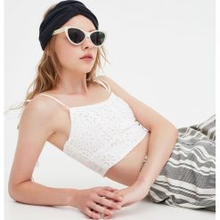 Krótki top na ramiączkach z pomponami. Białe topy damskie Pull&Bear, bez wzorów, bez kołnierzyka, z krótkim rękawem. Za 69,90 zł.