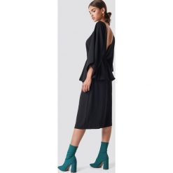 NA-KD Party Sukienka midi z odkrytymi plecami - Black. Czarne sukienki damskie marki NA-KD Party, na imprezę, bez wzorów, z poliesteru, z falbankami, bez rękawów, midi. Za 181,95 zł.