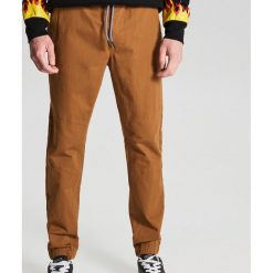 Spodnie slim jogger - Żółty. Żółte spodnie męskie Cropp, m, bez wzorów. Za 129,99 zł.