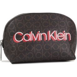 Kosmetyczka CALVIN KLEIN - Monogram Make-Up Bag K60K605685 0HD. Pomarańczowe kosmetyczki męskie Calvin Klein, bez wzorów, ze skóry ekologicznej. Za 179,00 zł.