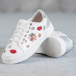 Bestelle białe Buty Sportowe Z Naszywkami. Białe buty sportowe damskie Bestelle, z aplikacjami, z tkaniny, sportowe. W wyprzedaży za 69,00 zł.