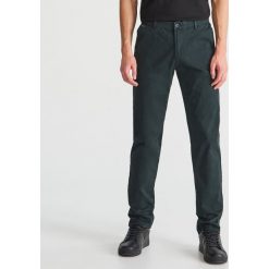 Dopasowe spodnie chino - Turkusowy. Niebieskie chinosy męskie marki Reserved, m. Za 99,99 zł.