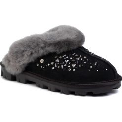 Kapcie UGG - W Coquette Galaxy 1103866 Blk. Czarne klapki damskie Ugg, bez wzorów, ze skóry, bez obcasa. Za 639,00 zł.