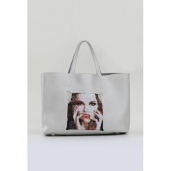 Shopper bag z printem. Szare torby damskie na zakupy marki Monnari, z napisami, ze skóry, duże. Za 95,60 zł.
