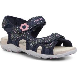 Sandały GEOX - J S.Roxanne C J92D9C 014CE C4021 D Dk Navy. Niebieskie sandały dziewczęce Geox, ze skóry ekologicznej, bez zapięcia. W wyprzedaży za 219,00 zł.