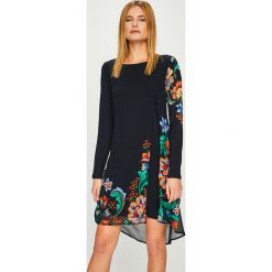 Desigual - Sukienka. Niebieskie sukienki damskie Desigual, na co dzień, z nadrukiem, z elastanu, casualowe, z okrągłym kołnierzem, z długim rękawem, długie, midi, proste. W wyprzedaży za 279,90 zł.