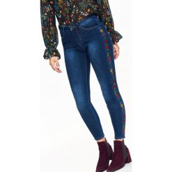 SPODNIE DŁUGIE DAMSKIE 5POCKET, SKINNY. Niebieskie rurki damskie marki Top Secret, na zimę, l, z aplikacjami, z jeansu. W wyprzedaży za 59,99 zł.