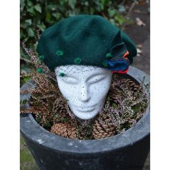 Zielony beret. Zielone czapki damskie marki Pakamera, w kolorowe wzory, z wełny. Za 150,00 zł.