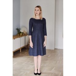 Sukienka Asteria Sapin granatowa 32 niebieski. Niebieskie sukienki damskie marki Marie Zélie, na co dzień, uniwersalny, w paski, z bawełny, eleganckie, z klasycznym kołnierzykiem, bez rękawów, proste. W wyprzedaży za 312,90 zł.