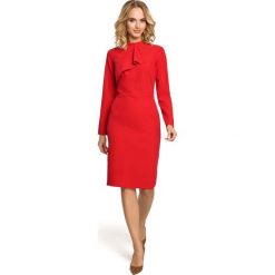 Czerwona Sukienka Dopasowana z Ozdobnym Żabotem. Czerwone sukienki damskie koktajlowe marki Molly.pl, do pracy, s, z żabotem, długie, midi, ołówkowe. Za 128,90 zł.