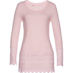 Długi shirt z koronką bonprix pastelowy jasnoróżowy. Różowe koszulki damskie bonprix, w koronkowe wzory, z koronki, z okrągłym kołnierzem, z długim rękawem. Za 49,99 zł.