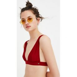 Bordowa góra od bikini Paradise z dekoltem w kształcie V. Czerwone stroje kąpielowe damskie marki Pull&Bear, bez wzorów. Za 39,90 zł.