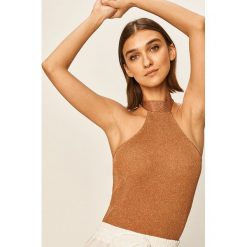 Guess Jeans - Top. Pomarańczowe bluzki damskie Guess Jeans, s, z aplikacjami, z poliesteru, casualowe, bez kołnierzyka, z krótkim rękawem. W wyprzedaży za 269,90 zł.