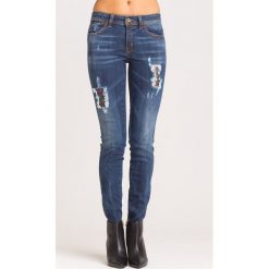 Niebieskie jeansy Just Cavalli z przetarciami. Niebieskie jeansy damskie Just Cavalli, z aplikacjami, z jeansu. Za 560,00 zł.