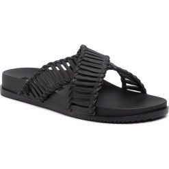 Klapki MELISSA - Cosmic II + Salinas Ad 32739 Black 01003. Czarne klapki damskie Melissa, bez wzorów, z tworzywa sztucznego, bez obcasa. Za 299,00 zł.