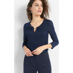 Koszulka z metalowym detalem. Niebieskie t-shirty damskie Orsay, s, z dzianiny, z dekoltem na plecach. Za 69,99 zł.