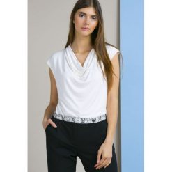 Bluzka z lejącym dekoltem. Szare t-shirty damskie marki Monnari, bez wzorów, bez kołnierzyka, z krótkim rękawem. Za 59,50 zł.