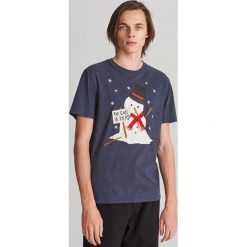 T-shirt z motywem zimowym - Granatowy. Niebieskie t-shirty męskie Reserved, s, bez wzorów, bez kołnierzyka. Za 29,99 zł.