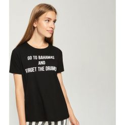 T-shirt z hasłem - Czarny. Czarne t-shirty damskie Sinsay, l. W wyprzedaży za 14,99 zł.