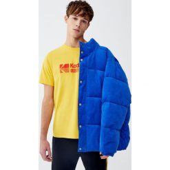 Żółta koszulka Kodak Film. Żółte koszulki męskie Pull&Bear, m, bez wzorów, bez kołnierzyka, z krótkim rękawem, krótkie. Za 59,90 zł.