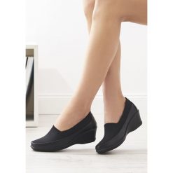 Czarne Półbuty Your Queen. Czarne koturny damskie Born2be, z okrągłym noskiem, bez obcasa, na platformie, bez zapięcia. Za 59,99 zł.