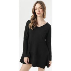Czarna Sukienka Corasise. Czarne sukienki damskie Born2be, s, bez wzorów, z dzianiny, bez kołnierzyka, bez rękawów. W wyprzedaży za 59,99 zł.