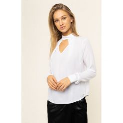 Bluzka Guess W01H88 WCM00. Białe bluzki damskie Guess, m, z aplikacjami, z poliesteru, bez kołnierzyka, bez rękawów. W wyprzedaży za 219,00 zł.