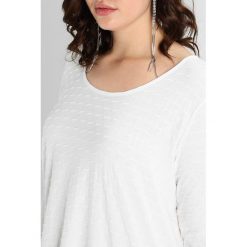 Bluzki asymetryczne: ADIA LONG SLEEVES ROUND NECK STRUCTURE Bluzka z długim rękawem off white
