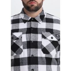 Dickies SACRAMENTO Koszula black. Czarne koszule męskie marki Dickies, xl, z aplikacjami, z materiału, z klasycznym kołnierzykiem, z długim rękawem. Za 219,00 zł.