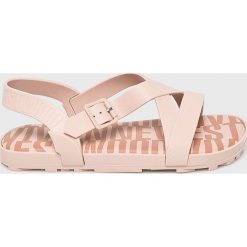 Melissa - Sandały. Różowe klapki damskie Melissa, bez wzorów, z gumy, bez obcasa, na obcasie. W wyprzedaży za 459,90 zł.