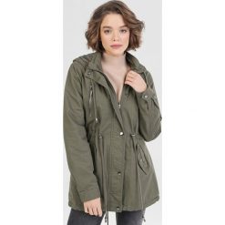 Ciemnozielona Parka Isirorin. Zielone kurtki damskie Born2be, xl, bez wzorów, bez kaptura. Za 169,99 zł.