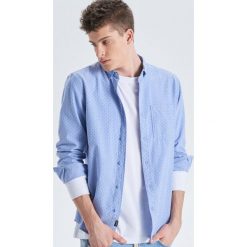 Koszula z nadrukiem all over - Niebieski. Niebieskie koszule męskie Cropp, s, z nadrukiem, bez kołnierzyka, bez rękawów. Za 69,99 zł.