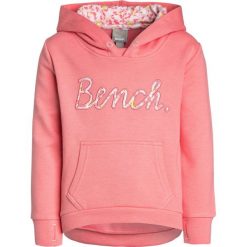 Bench SCRIPT HOODY Bluza z kapturem strawberry pink. Czerwone bluzy chłopięce marki Bench, z bawełny, z kapturem. W wyprzedaży za 170,10 zł.