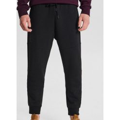 Spodnie dresowe basic - Czarny. Czarne spodnie męskie Cropp, s, z dresówki. Za 69,99 zł.