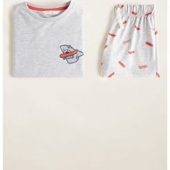 Mango Kids - Piżama dziecięca Shark 110-164 cm. Szare piżamy chłopięce Mango Kids, z nadrukiem, z bawełny, z krótkim rękawem. W wyprzedaży za 49,90 zł.