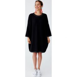 Sukienka kokon z kontrastowymi szwami. Czarne sukienki damskie Pull&Bear, bez wzorów, z kontrastowym kołnierzykiem, bez rękawów. Za 62,90 zł.