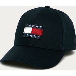 Tommy Jeans - Czapka. Niebieskie czapki damskie Tommy Jeans, z aplikacjami, z bawełny. Za 179,90 zł.