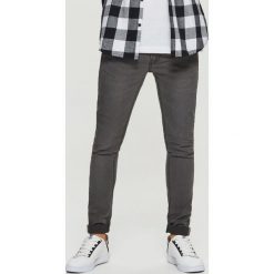 Jeansy SKINNY - Szary. Szare jeansy męskie marki Cropp. Za 89,99 zł.