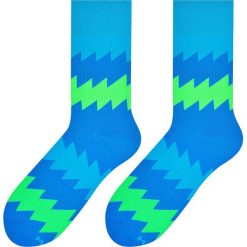 Niebieskie skarpety męskie - zigzag SK185. Niebieskie skarpetki męskie More - Skarpetki męskie, bez wzorów, z elastanu. W wyprzedaży za 14,85 zł.
